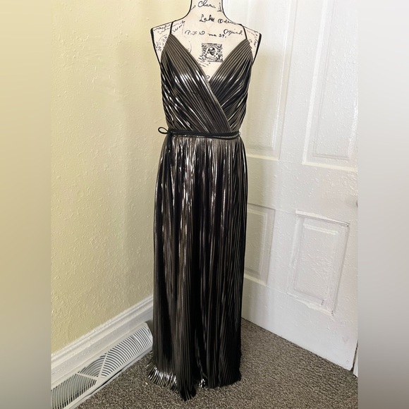 DAVIDS BRIDAL GALINA SIGNATURE
Metallic Pleated A-Line with Slit - Picture 4 of 9